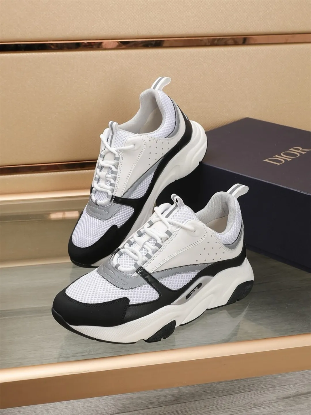 Men's shoes 💰P460💰【Dior】Dior✨ is online at the same time👏 This casual sneaker is a new product in the series and continues Di*r's classic style. The upper is made of original mesh and cow leather, with a two-color textured outsole, and the brand's iconic details on the rear collar and heel to enhance the style. Fashionable and versatile. Wear it with jeans or slacks for a casual look. Size: 38-44 (45 customized)